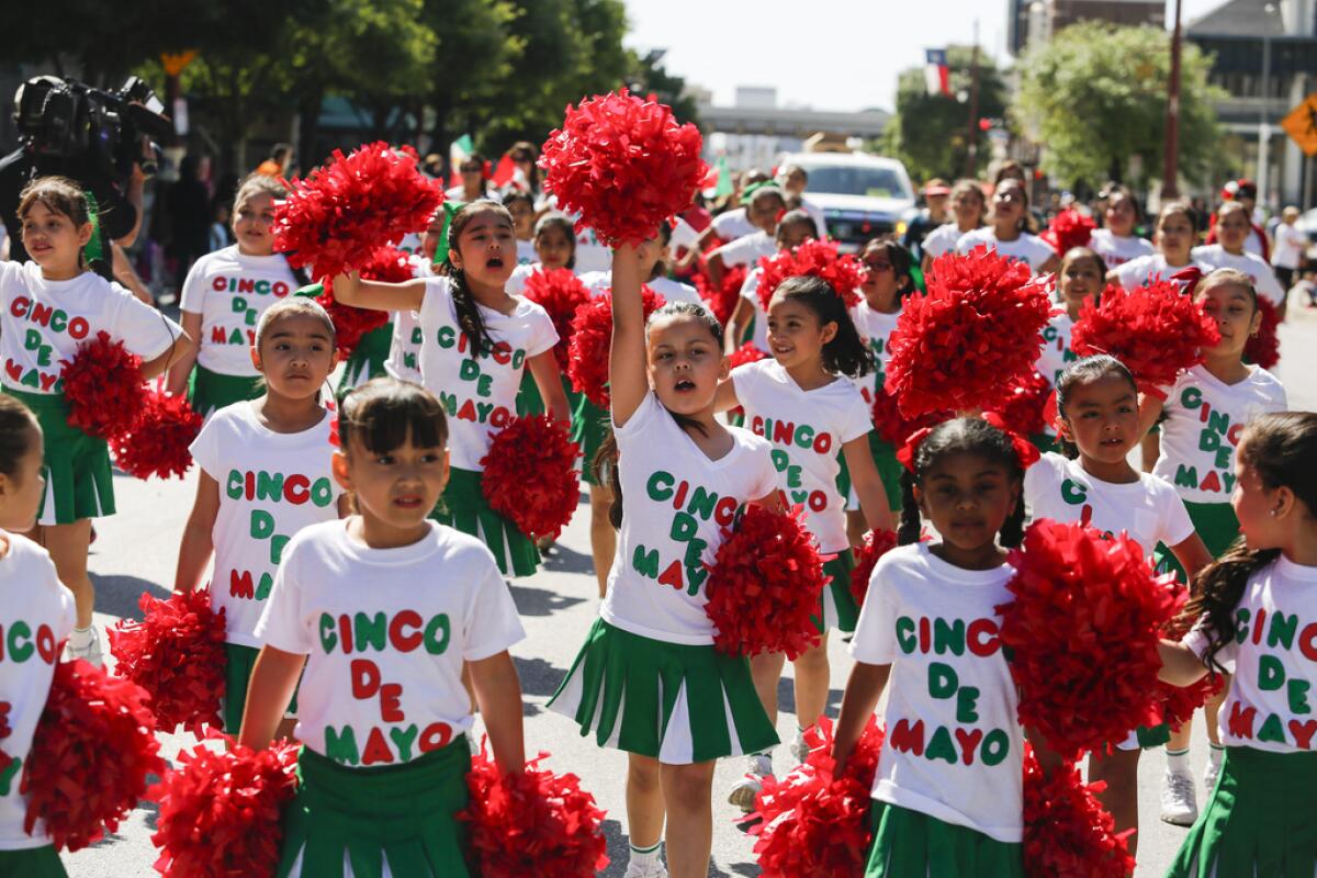 ARCHIVO: porristas de la Escuela Primaria Brookline marchan durante el desfile del Cinco de Mayo