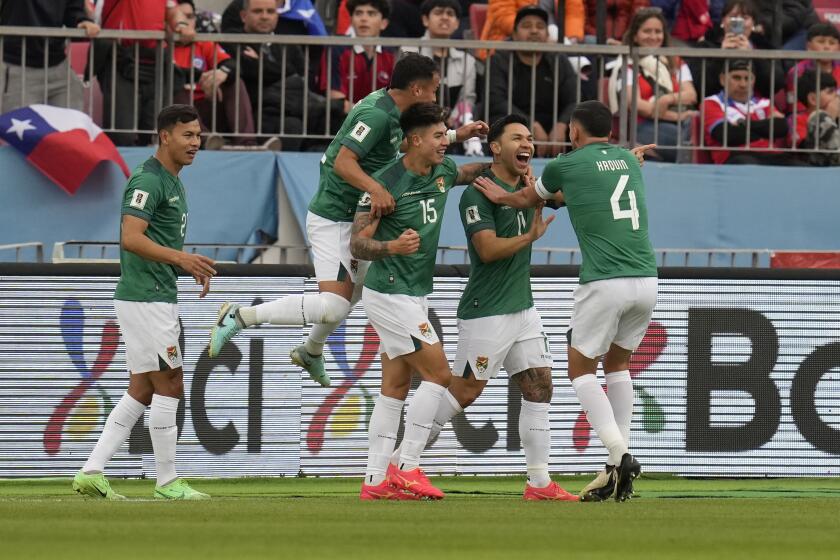 Carmelo Algarañaz (segundo a la derecha) celebra tras anotar el primer gol de Bolivia ante Chile en las eliminatorias del Mundial, el martes 10 de septiembre de 2024, en Santiago. (AP Foto/Esteban Félix)