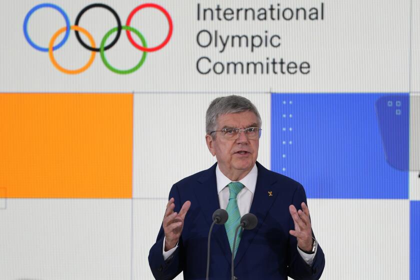 Thomas Bach, presidente del COI, durante la presentación de la Agenda Olímpica en materia de Inteligencia Artificial, el viernes 19 de abril de 2024, en Londres. (AP Foto/Kirsty Wigglesworth)