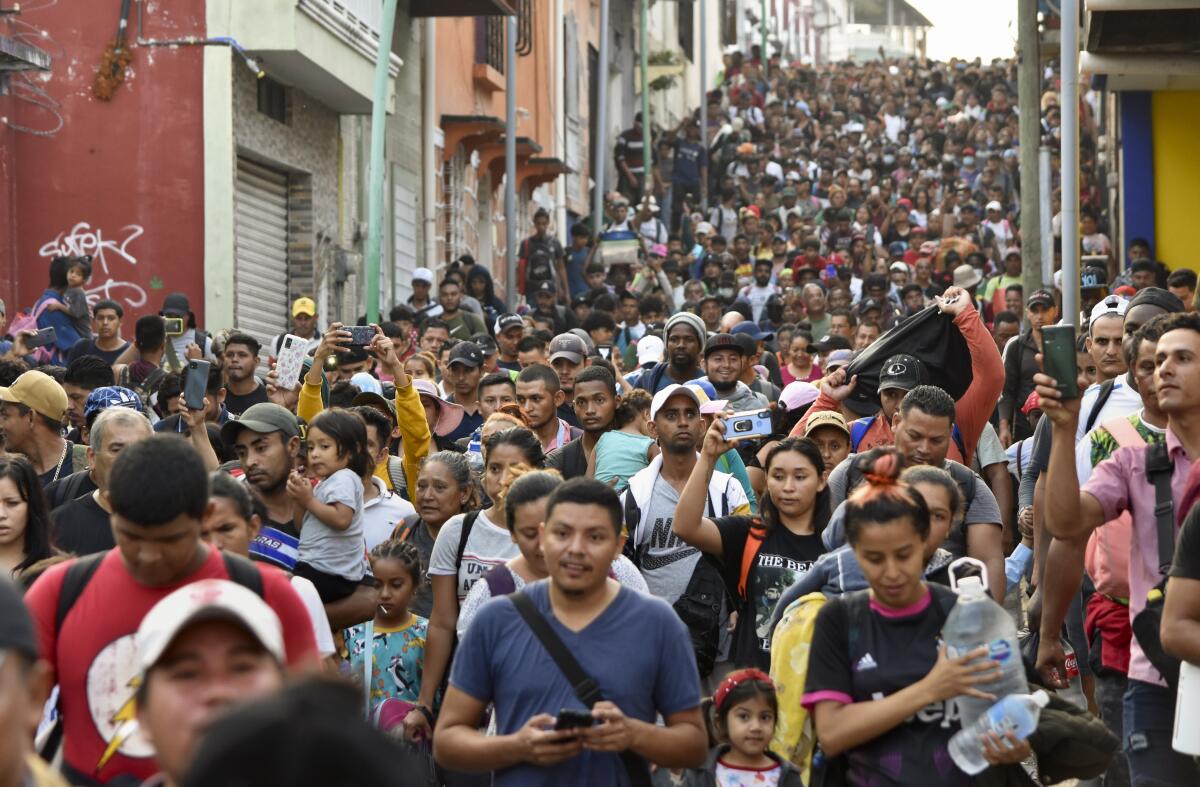 Migrantes comienzan a caminar hacia el norte con rumbo a la Ciudad de México desde Tapachula, 