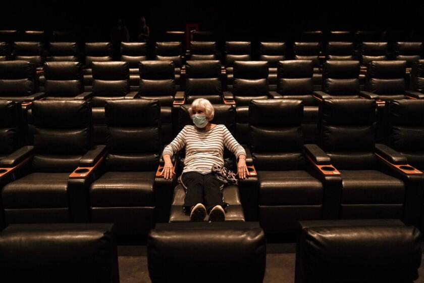 Karen Speros, de 82 años, espera a que comience una película en el cine Regal en Irvine, California