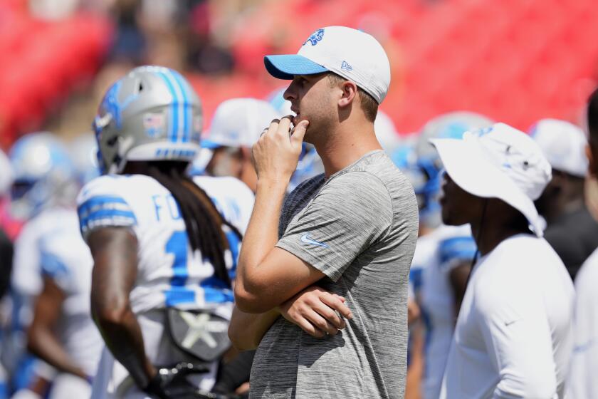 El quarterback de los Lions de Detroit Jared Goff observa el partido de pretemporada ante los Chiefs de Kansas City, el sábado 17 de agosto de 2024, en Kansas City. (AP Foto/Ed Zurga)