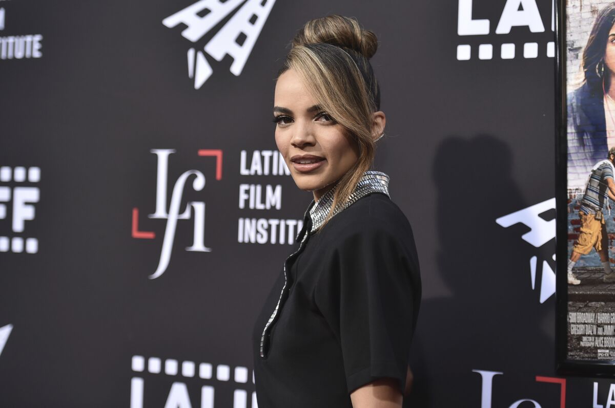 Leslie Grace llega a una función de "In the Heights" en el Festival Internacional de Cine Latino en Los Ángeles