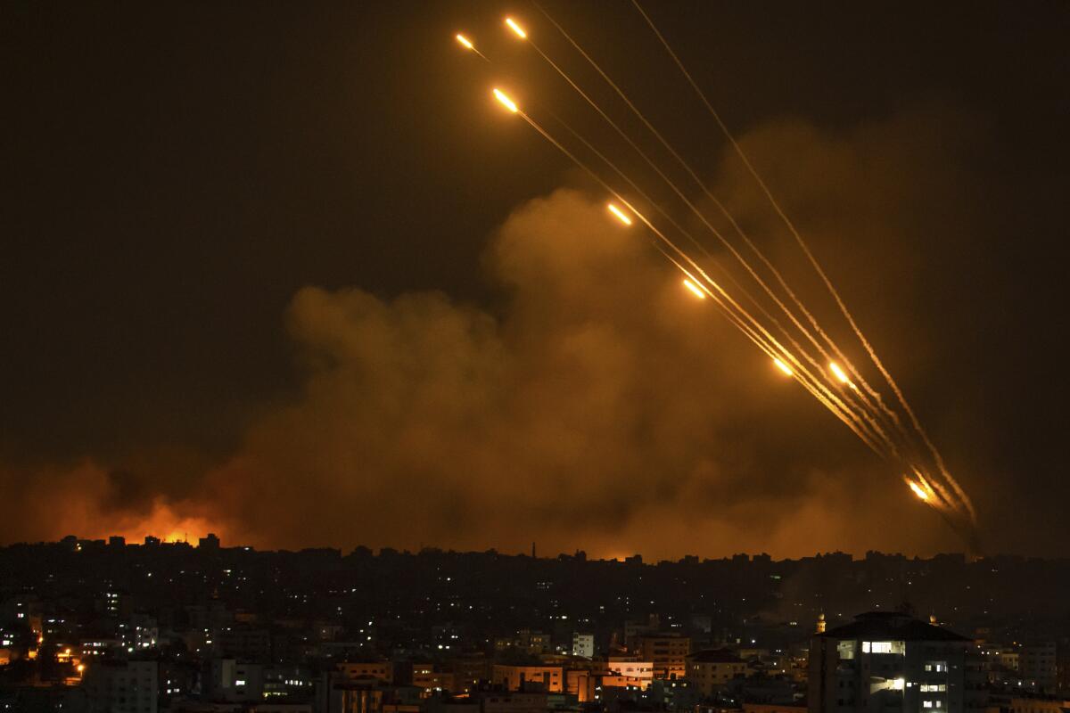 En la imagen, proyectiles son disparados desde la Franja de Gaza el 8 de octubre de 2023, en dirección a Israel.