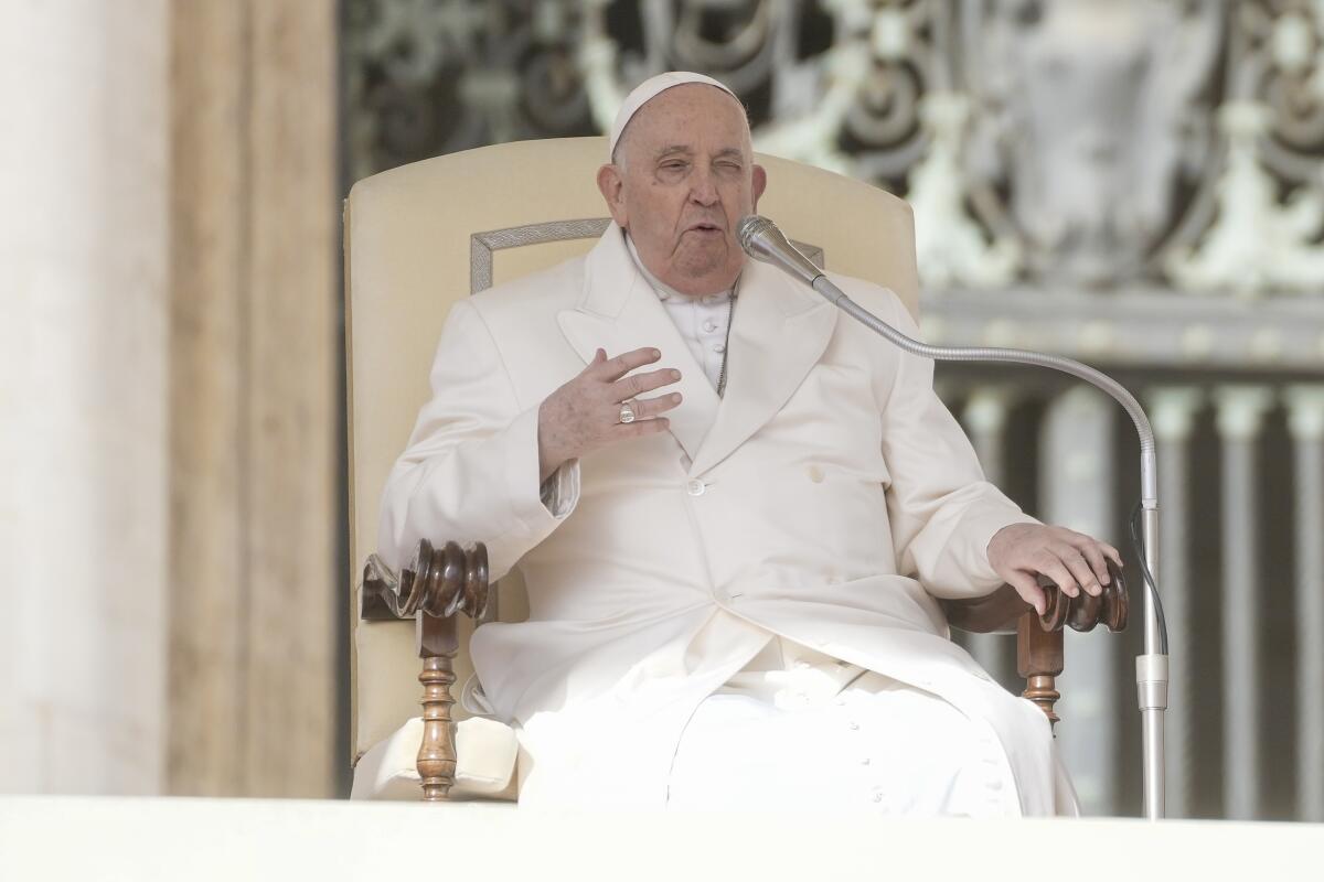 ARCHIVO - El papa Francisco sostiene su audiencia general semanal en la Plaza