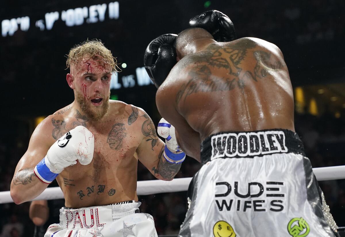  Jake Paul punches Tyron Woodley during a fight.