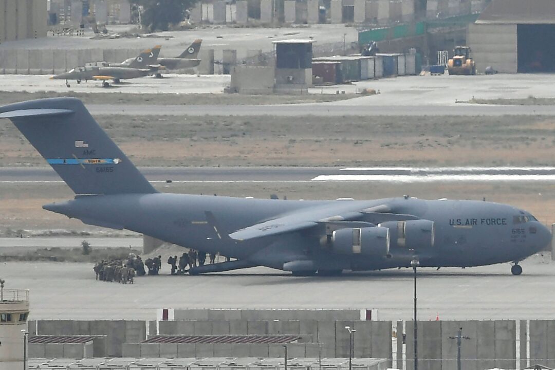 سربازان آمریکایی در 30 آگوست 2021 در هواپیمای نیروی هوایی آمریکا در فرودگاه کابل سوار می شوند.