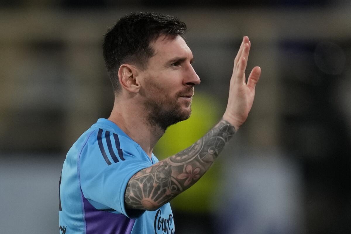 Lionel Messi saluda durante una práctica de la selección de Argentina
