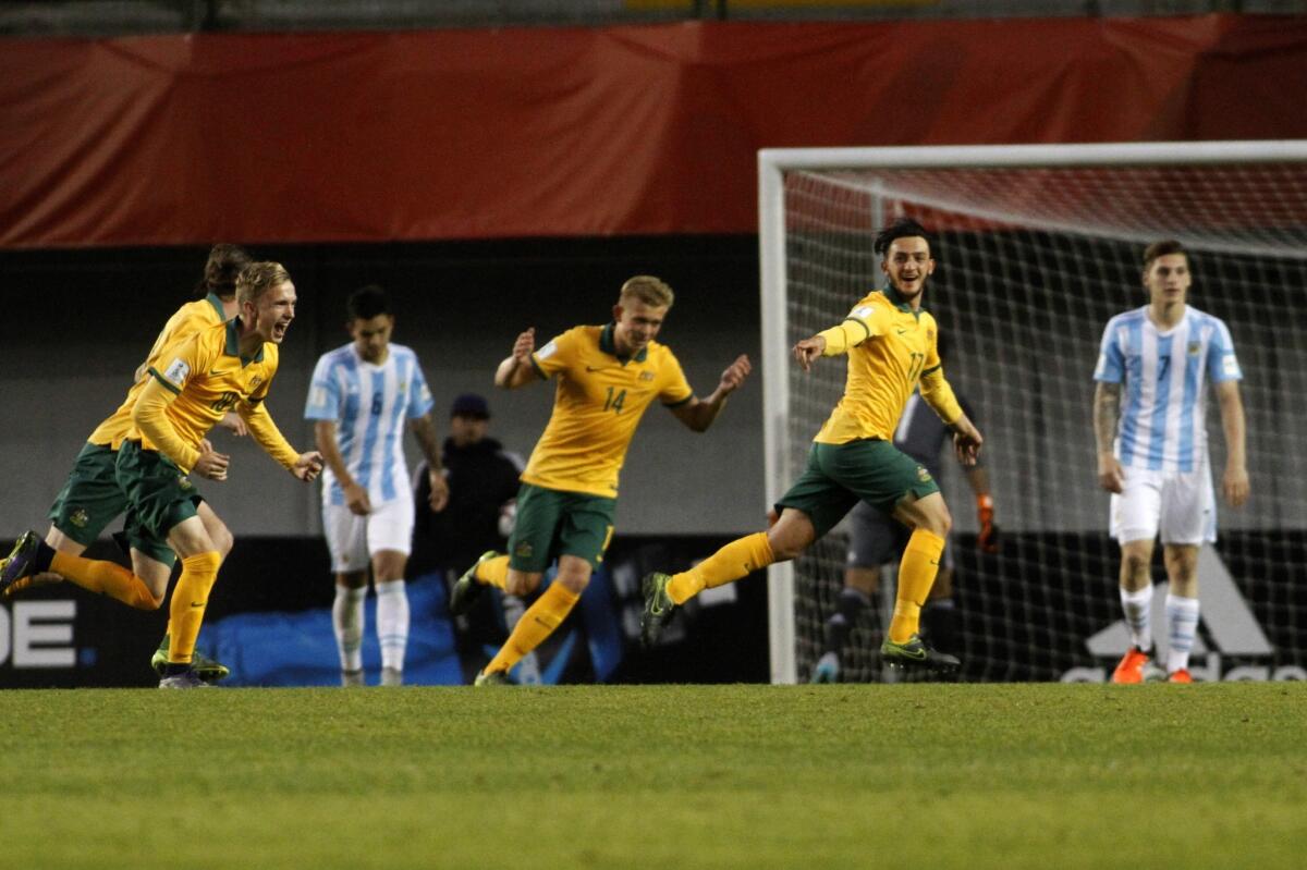 Jugadores de Australia celebrab tras consumar la victoria sobre Argentina, en el Estadio Nelson Oyarzun en Chillan, Chile.