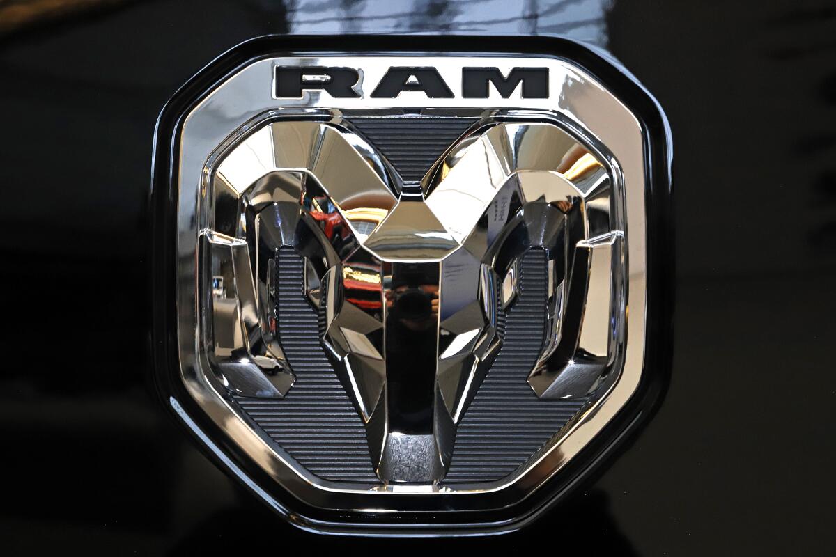 ARCHIVO - Esta fotografía de archivo del 13 de febrero de 2020 muestra el logotipo de los camiones Ram