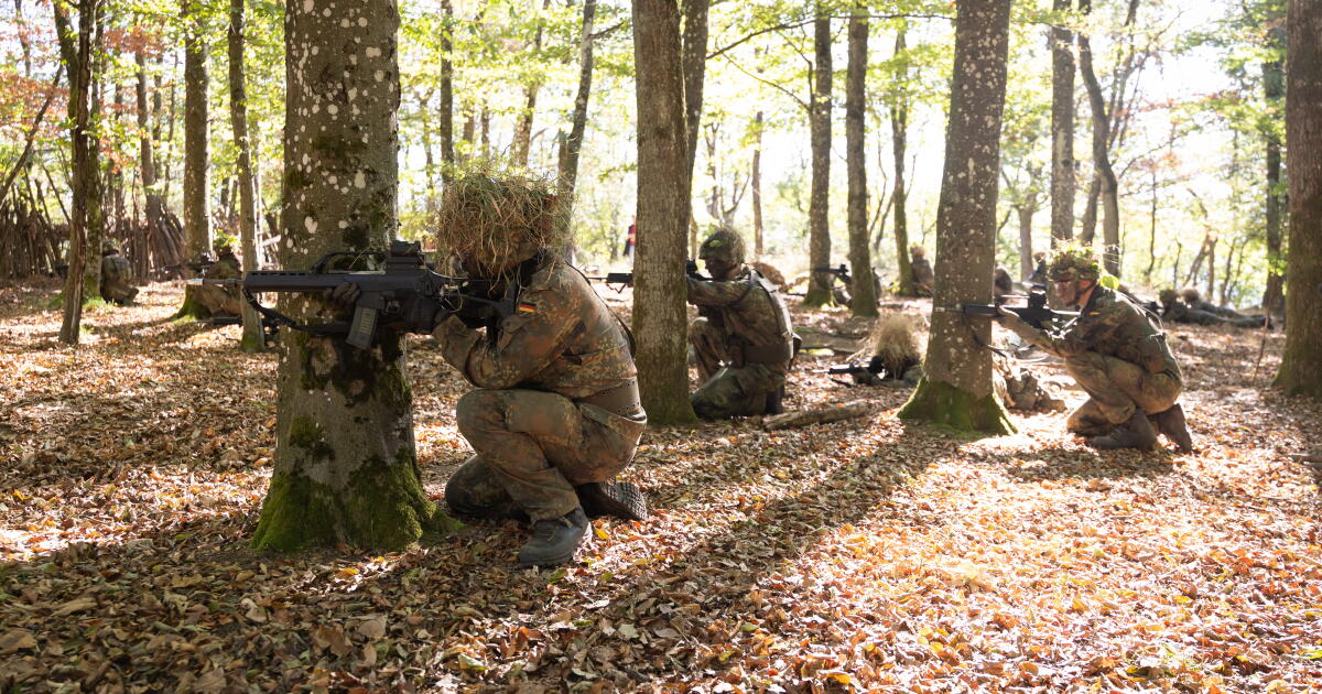 Photo: latimes.com BAUMHOLDER, GERMANY - SEPTEMBER 15: New reservists of the Bundeswehr, German armed forces, train with weapons at Camp