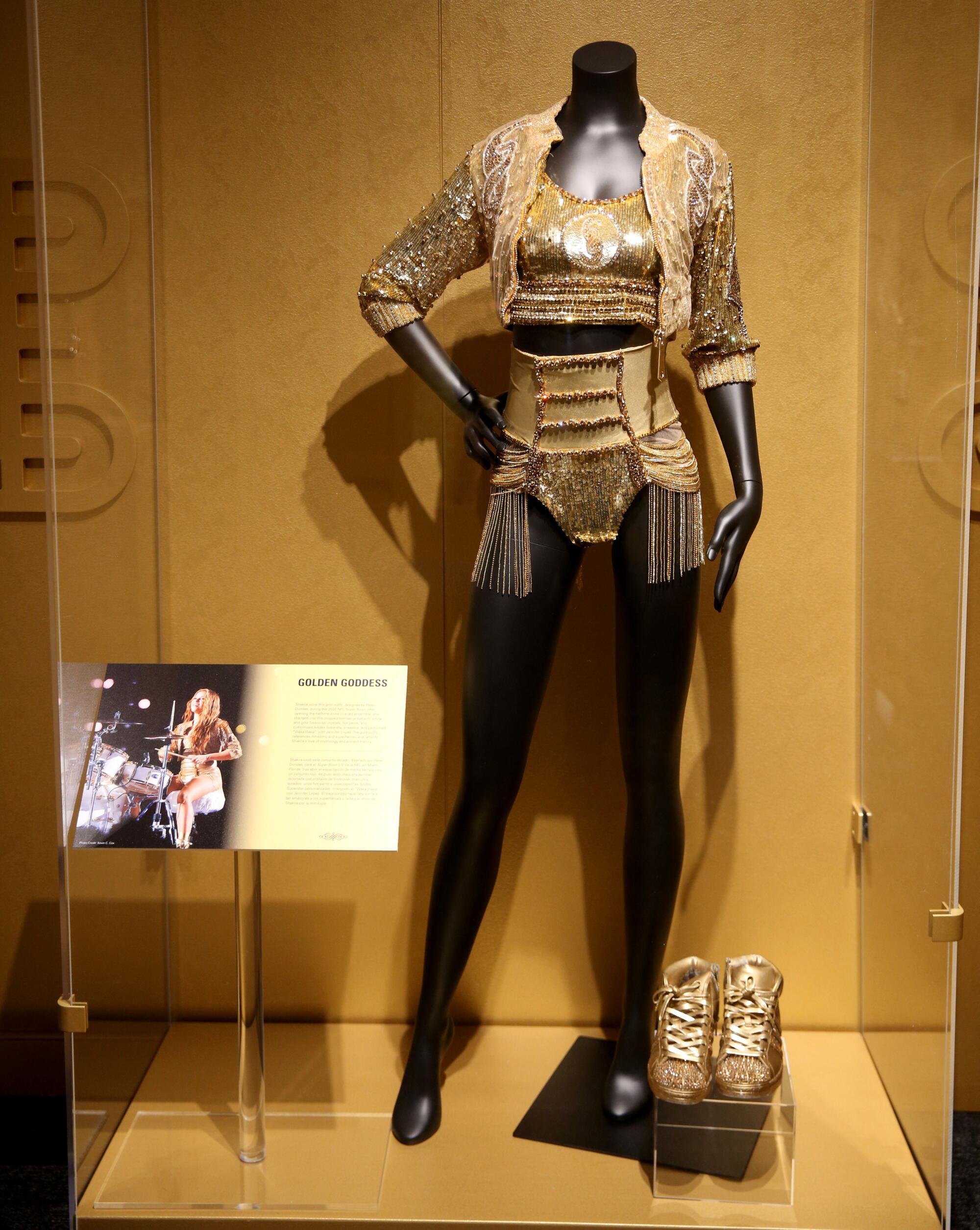 Uno de los dos trajes empleados por Shakira en el Super Bowl.