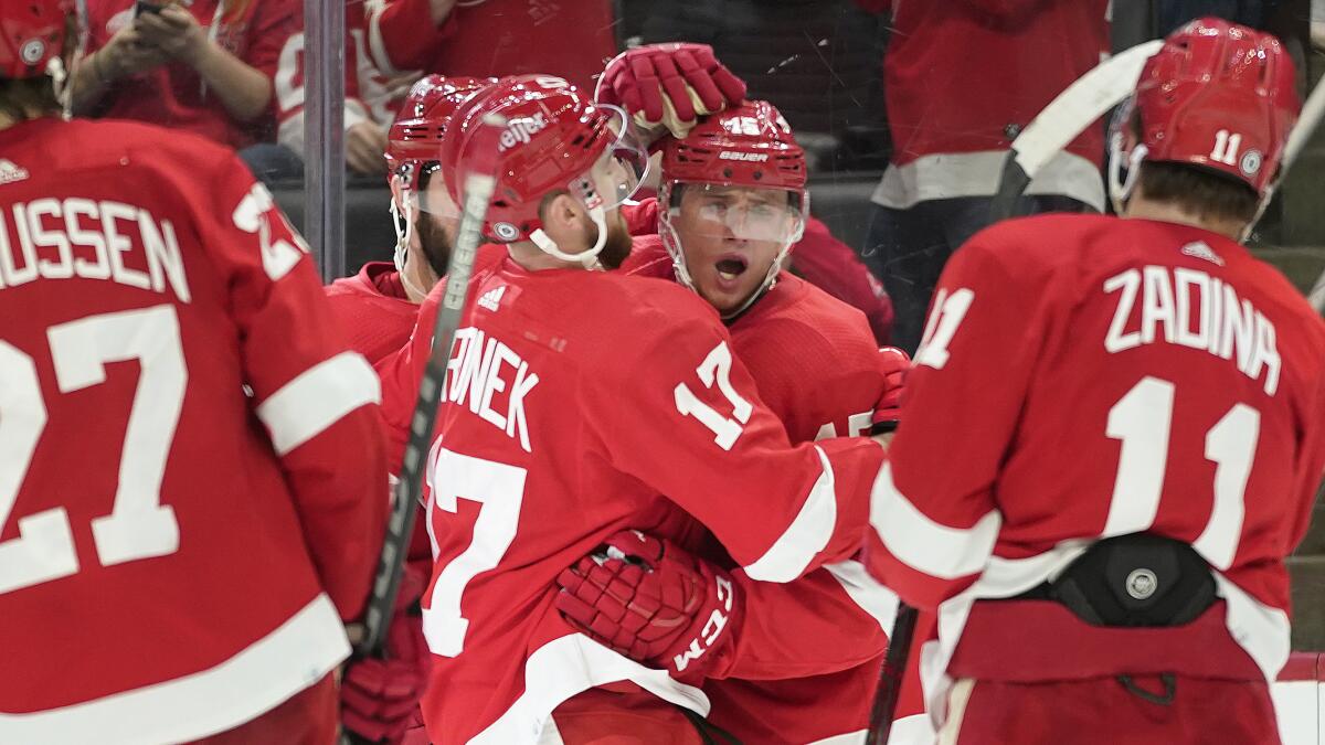 Schmaltz's 4 points help Coyotes waltz past Red Wings, 9-2