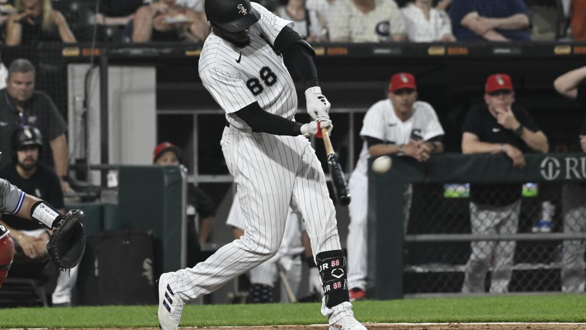 White Sox center fielder Luis Robert cleared to ramp up baseball