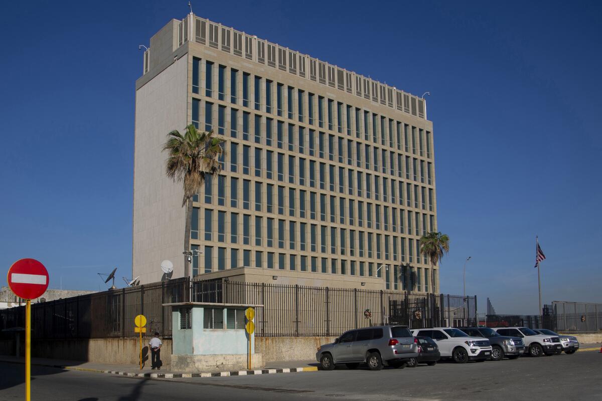 Foto tomada el 4 de enero de 2023 de la embajada estadounidense en La Habana.