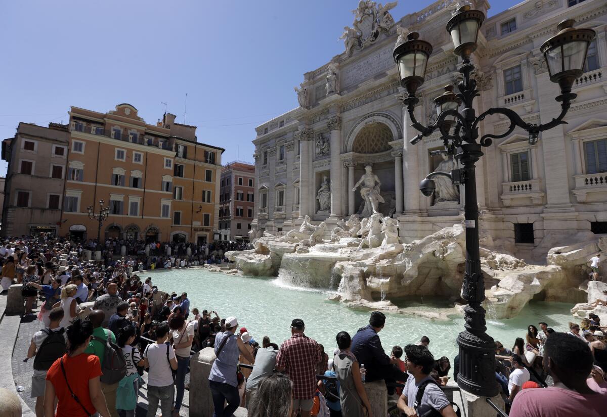 ARCHIVO - Turistas admiran la Fontana de Trevi el 7 de junio de 2017, en Roma. (AP Foto/Gregorio Borgia, archivo)