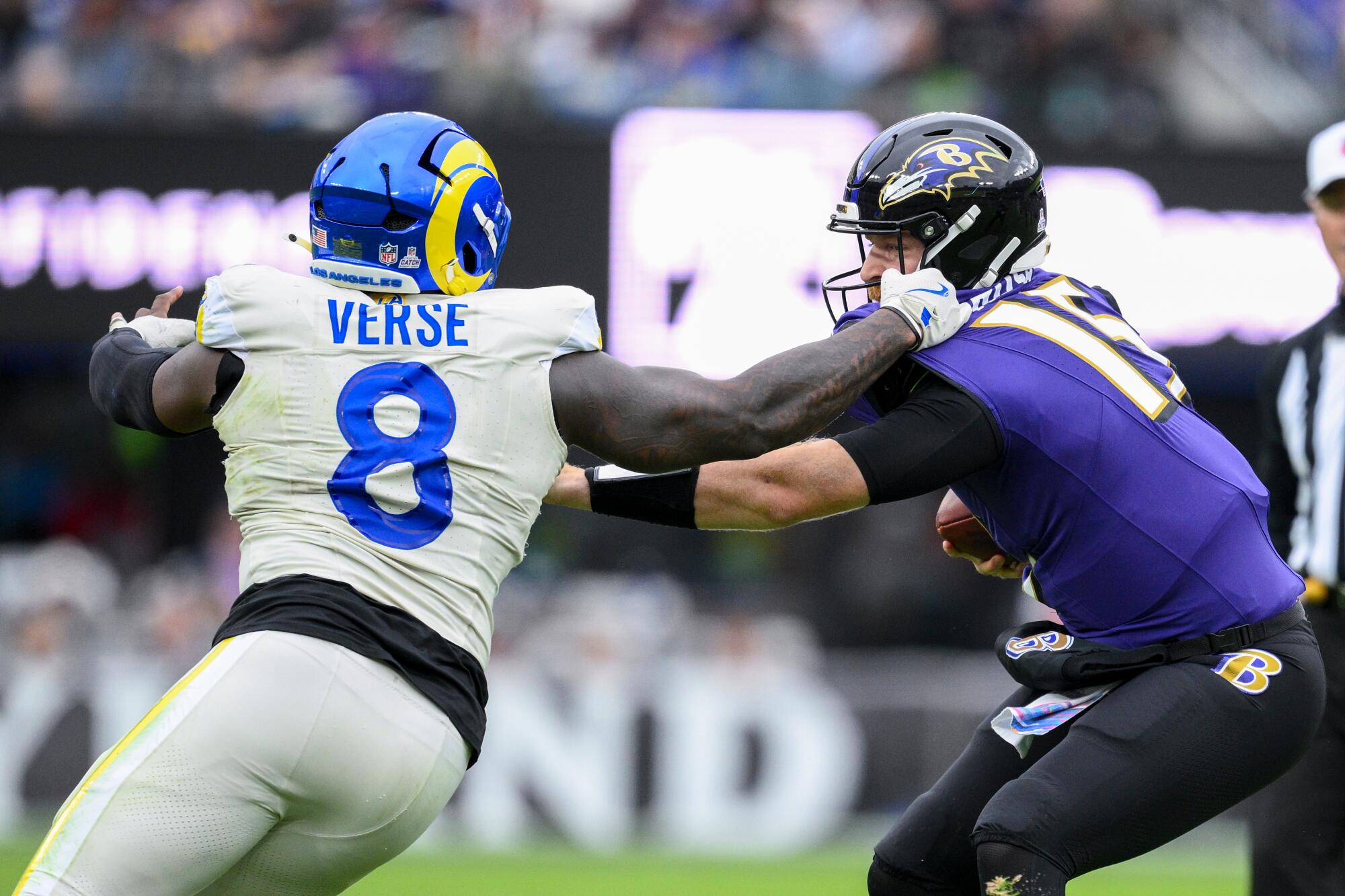 O linebacker do Rams, Jared Verse, está pressionando o quarterback do Ravens, Cooper Rush, no domingo em Baltimor.