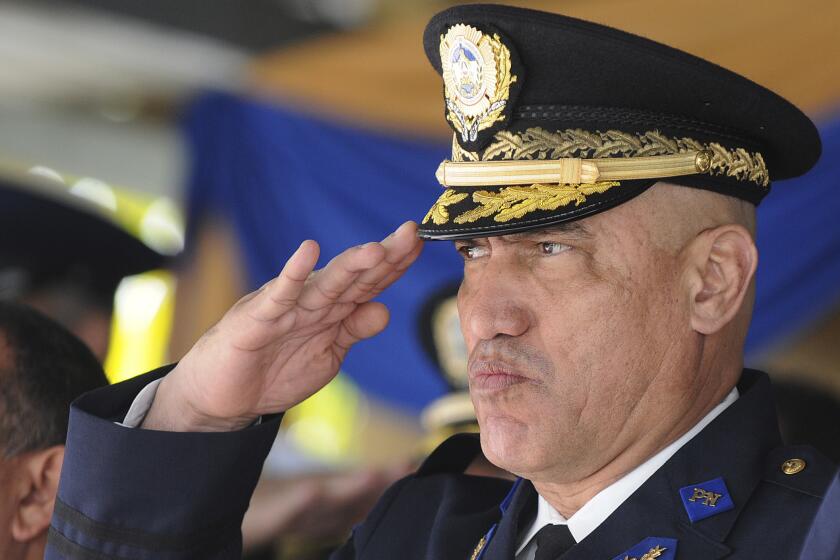 ARCHIVO - El entonces jefe de la Policía Nacional de Honduras, el general Juan Carlos Bonilla Valladares, también conocido como "El Tigre", saluda durante un acto en Tegucigalpa, Honduras, el 21 de diciembre de 2012. (Foto AP, Archivo)