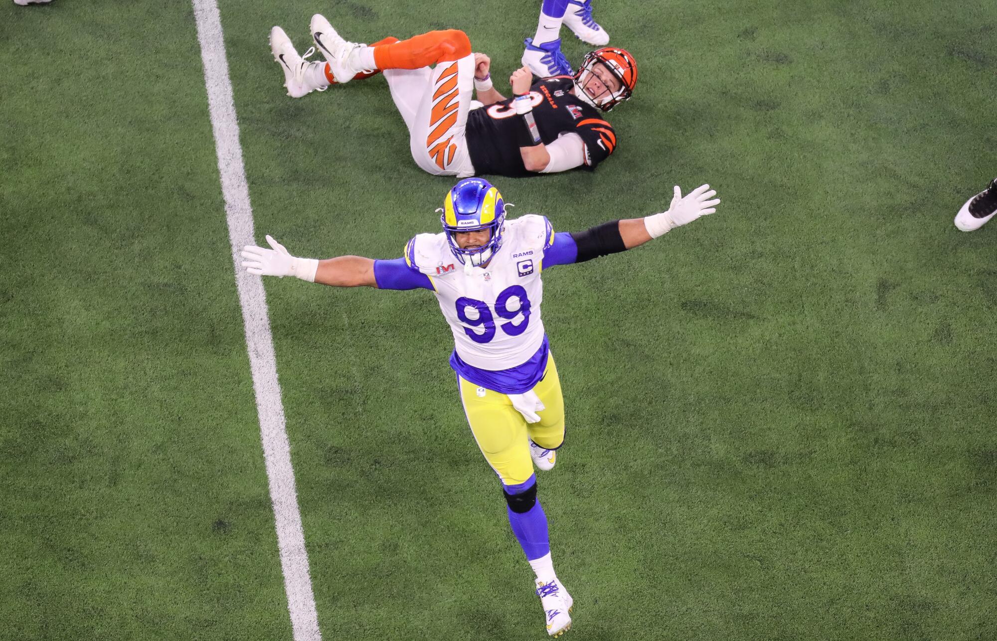 Rams'ın savunma oyuncusu Aaron Donald, Cincinnati Bengals'ın oyun kurucusu Joe Burrow'u kovduktan sonra kutlama yapıyor.