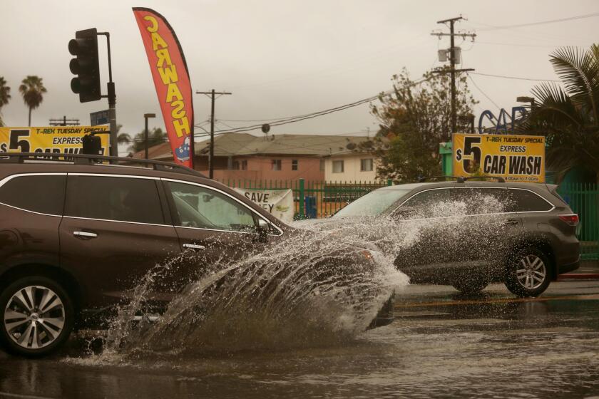 LOS ANGELES, CA - NOVEMBER 8, 2022 - - The rain seems to have created a natural car wash in Los Angeles on November 8, 2022. (Genaro Molina / Los Angeles Times)