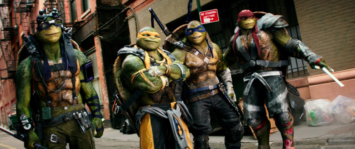 Imagen difundida por los estudios Paramount Pictures muestra a los personajes (de izquierda a derecha) Donatello, Michelangelo, Leonardo y Raphael en una escena de la cinta "Teenage Mutant Ninja Turtles: Out de the Shadows". (Lula Carvalho/Paramount Pictures vía AP)