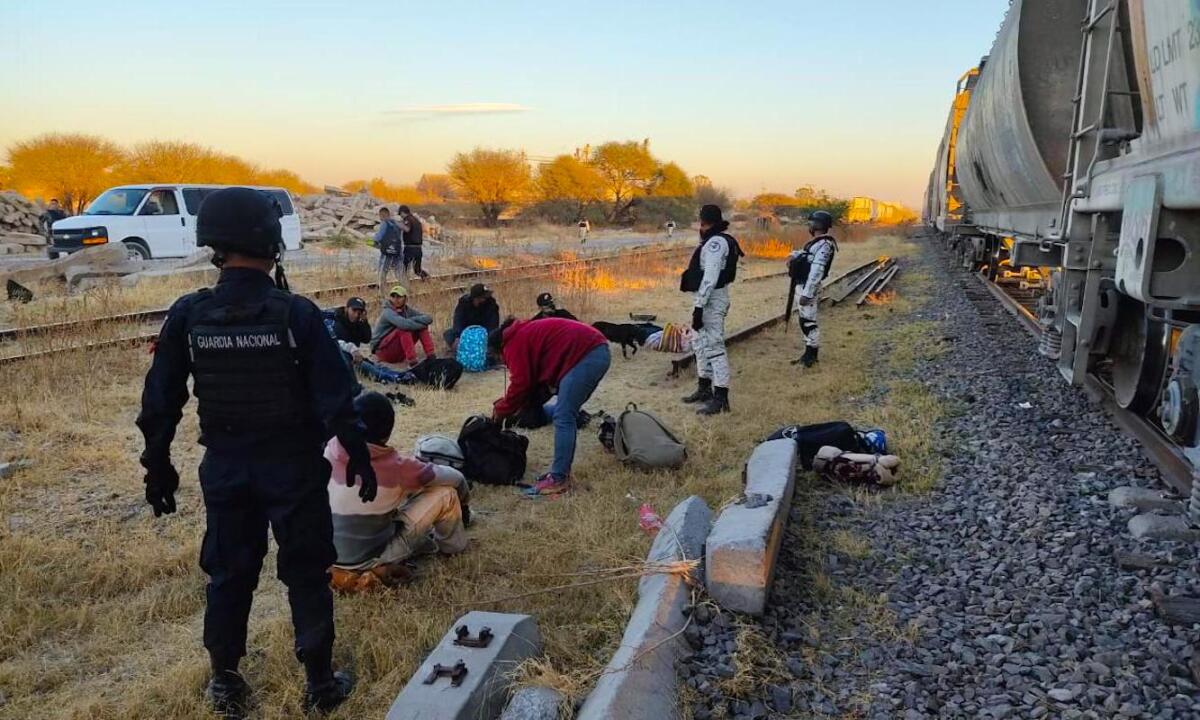 Agentes de migración de México en un operativo en la frontera sur.