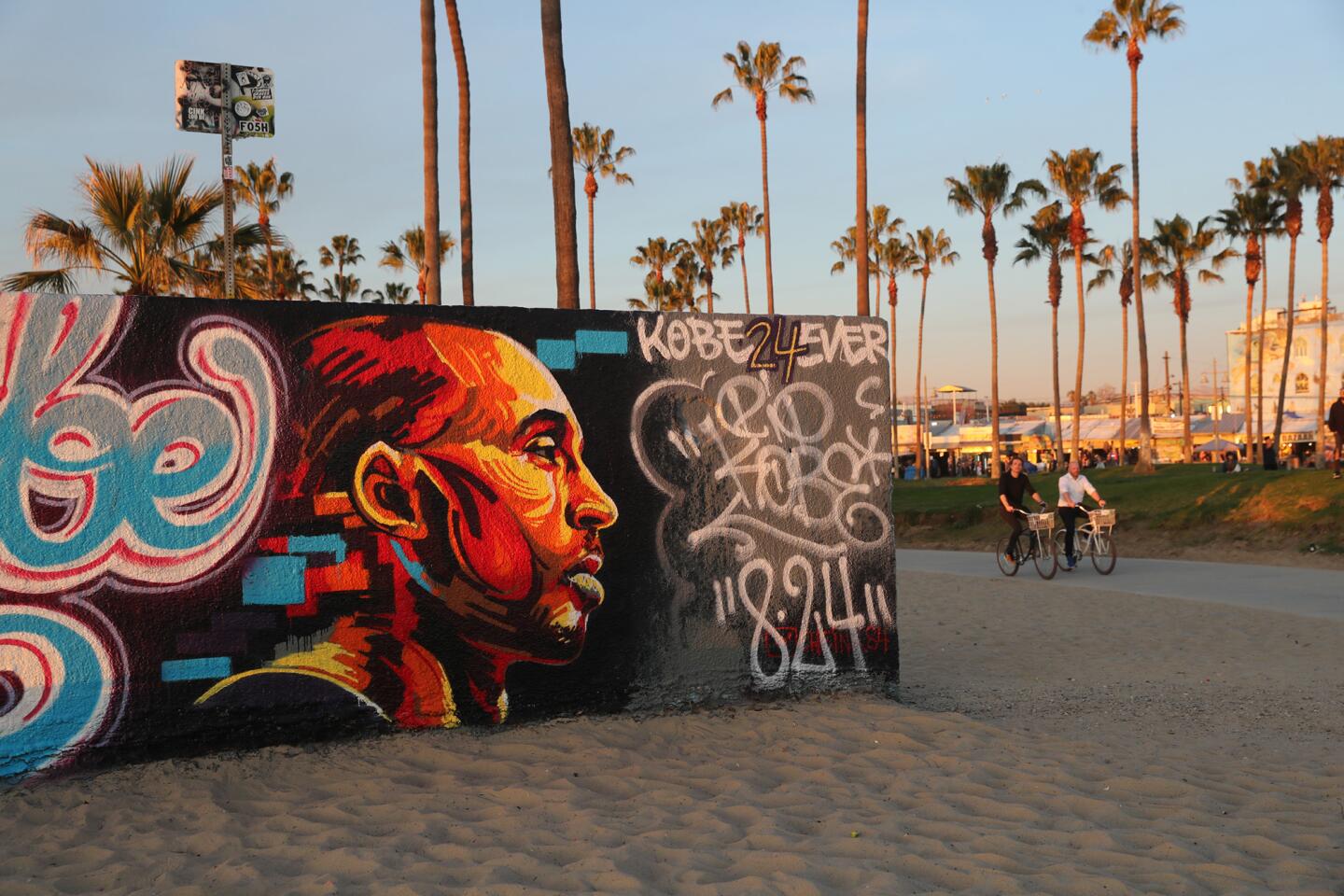 VENICE, CALIF. -- FRIDAY, JANUARY 31, 2020: A mural of Kobe Bryant glows in the late afternoon sun on a wall along the bike path in Venice, Calif., on Jan. 31, 2020. (Brian van der Brug / Los Angeles Times)