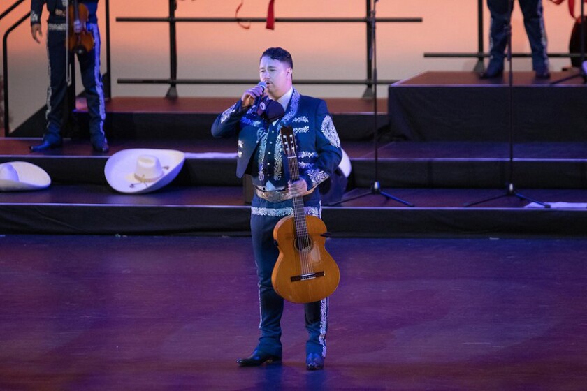 Solista del Mariachi Garibaldi de Jaime Cuellar interpretando una canción durante la Nochebuena: 