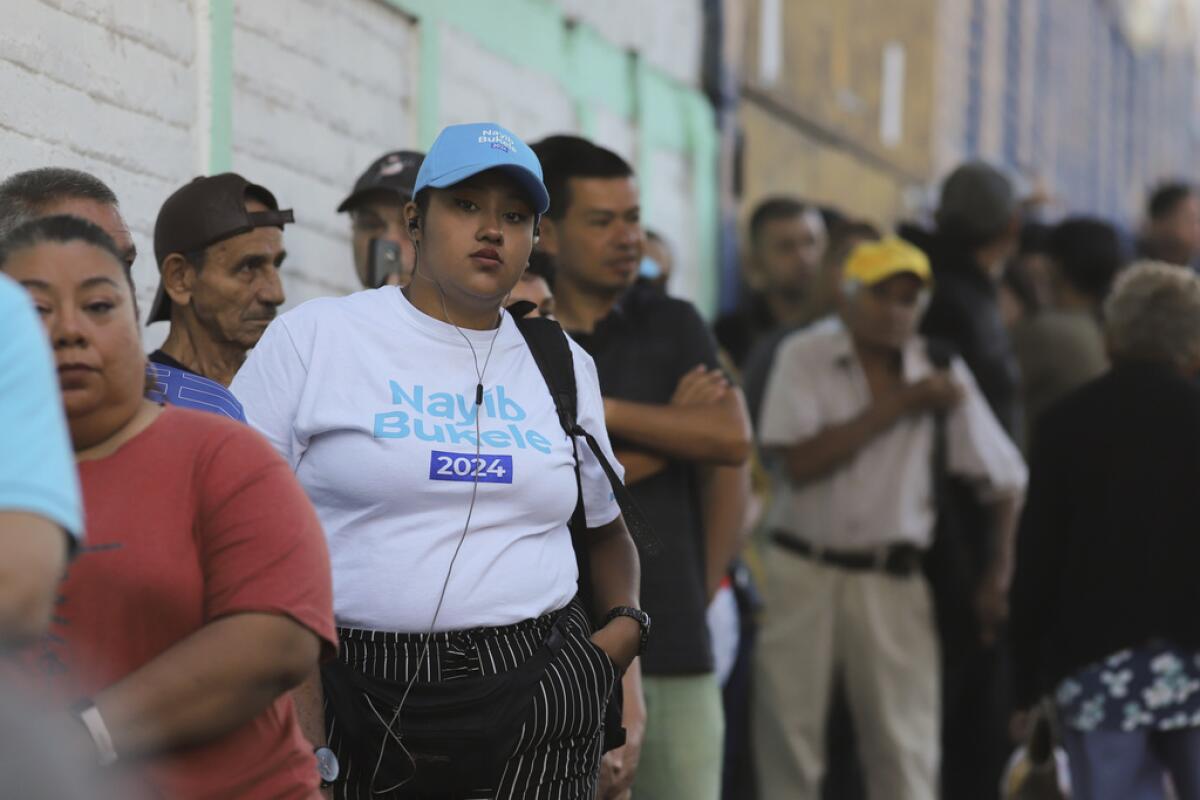 Una votante con una camiseta de apoyo a Nayib 