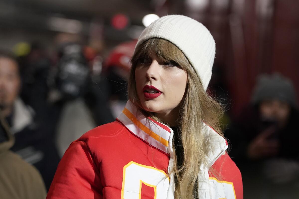 ARCHIVO - Taylor Swift llega antes de un partido de postemporada de la NFL entre los Chiefs