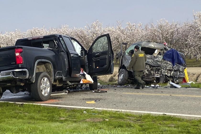 El sitio de un choque entre una furgoneta y una pickup que causó la muerte de ocho personas en el condado de Madera, California, el viernes 23 de febrero de 2024. (Anthony Galaviz/The Fresno Bee vía AP)