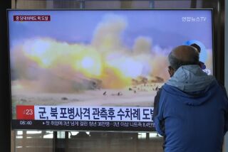 ARCHIVO - Una pantalla de televisión muestra una imagen de archivo de un ejercicio militar norcoreano durante un programa noticioso en la estación de tren de Seúl, en Corea del Su, el miércoles 19 de octubre de 2022. (AP Foto/Ahn Young-joon, Archivo)