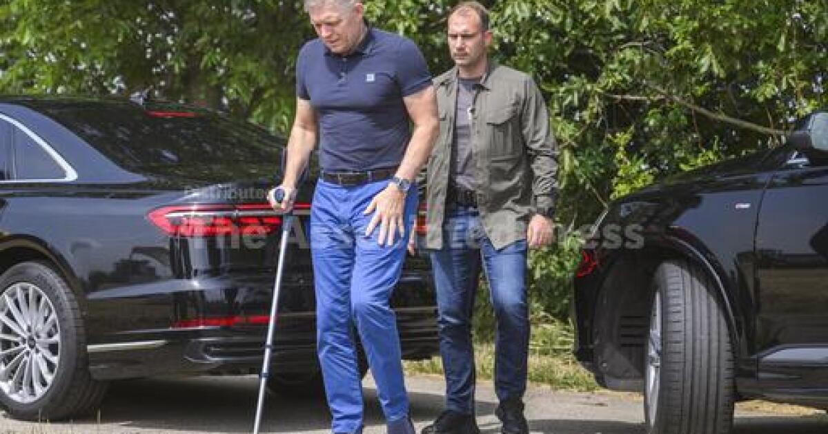 Slovenský premiér podnikol prvú cestu mimo hlavného mesta od pokusu o atentát