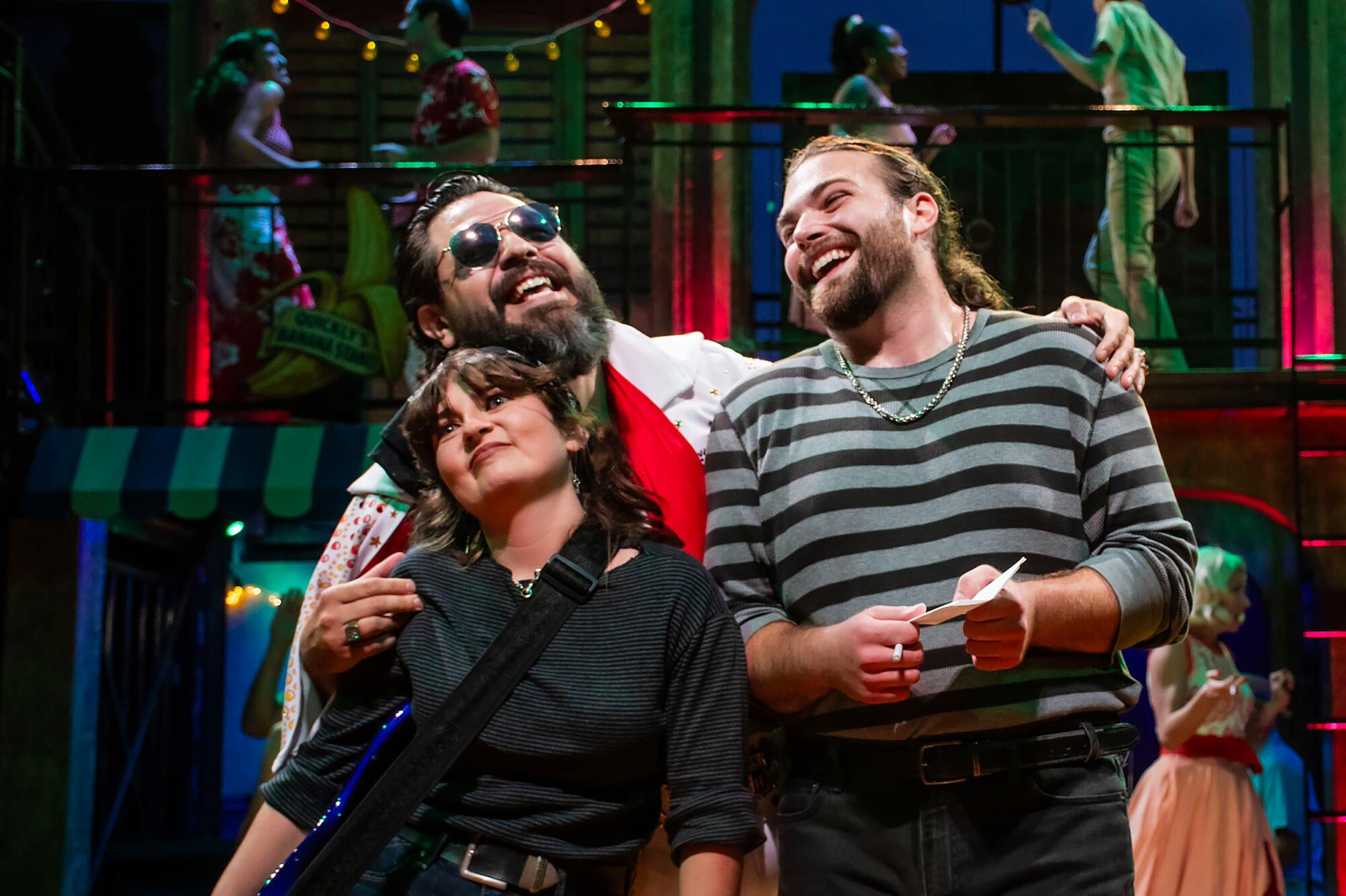 Megan January (Nym), Wyn Moreno (Johnny Falstaff) e Sam Schneider (Pistola) em 'As Alegres Comadres de Windsor Cove'.