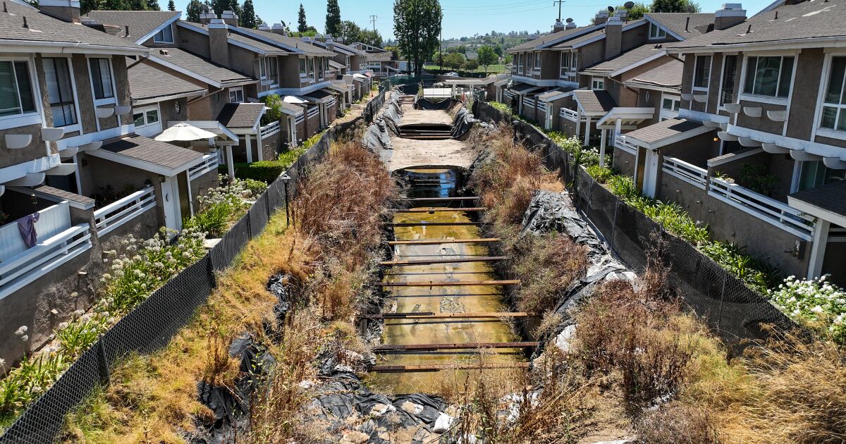 La Habra condo owners see a gaping chasm where their greenbelt used to be La Habra condo owners see a gaping chasm where their greenbelt used to be