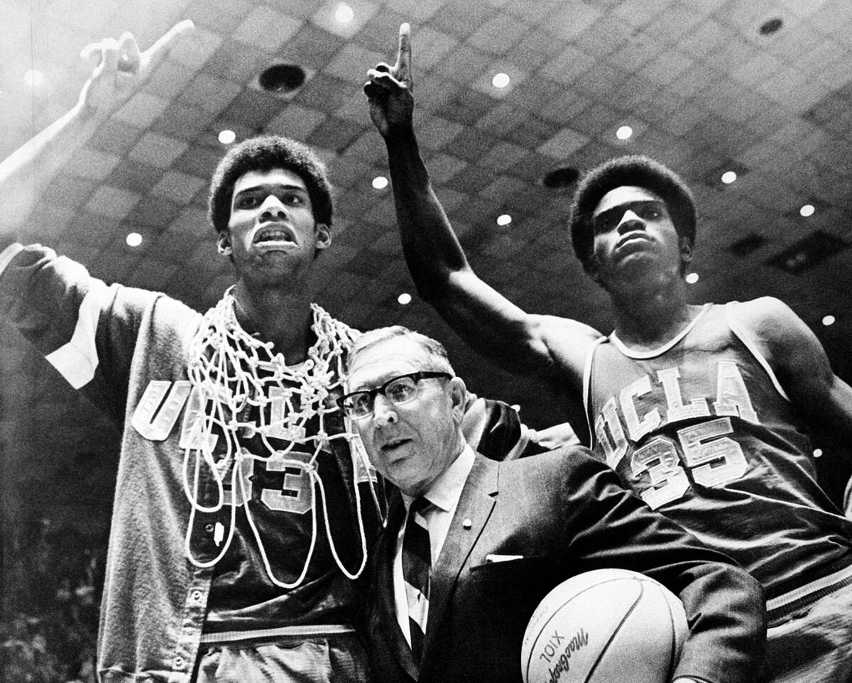 UCLA ulusal şampiyonluğunu kazandıktan sonra UCLA koçu John Wooden'ın yanında Sidney Wicks ve Lew Alcindor yer alıyor