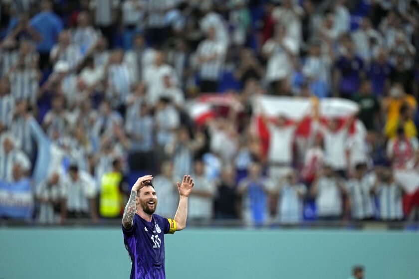 Lionel Messi al final de la victoria 2-0 ante Polonia en el Grupo C del Mundial, el miércoles 30 de noviembre de 2022, en Doha, Qatar. (AP Foto/Natacha Pisarenko)