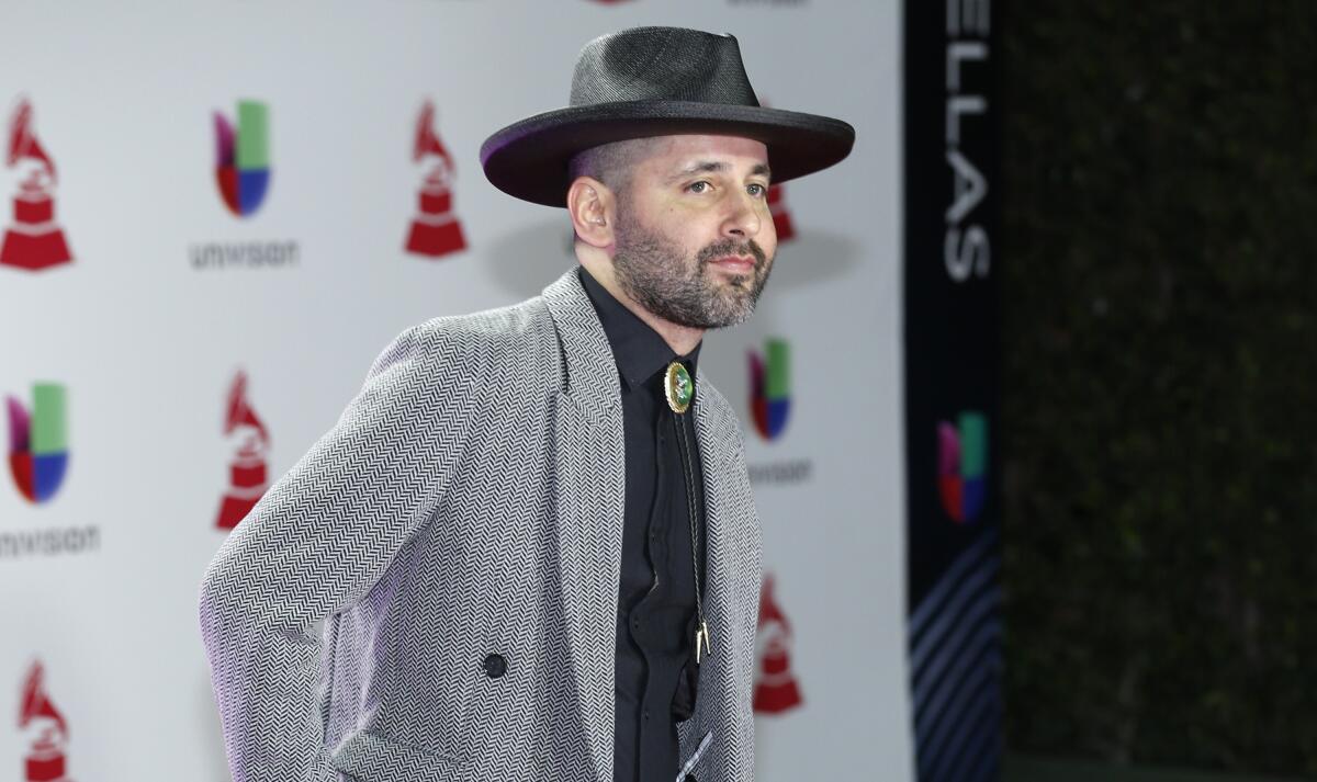 En esta foto del 15 de noviembre de 2018, Eduardo Cabra, de Calle 13, llega a la ceremonia de los Latin Grammy en Las Vegas.