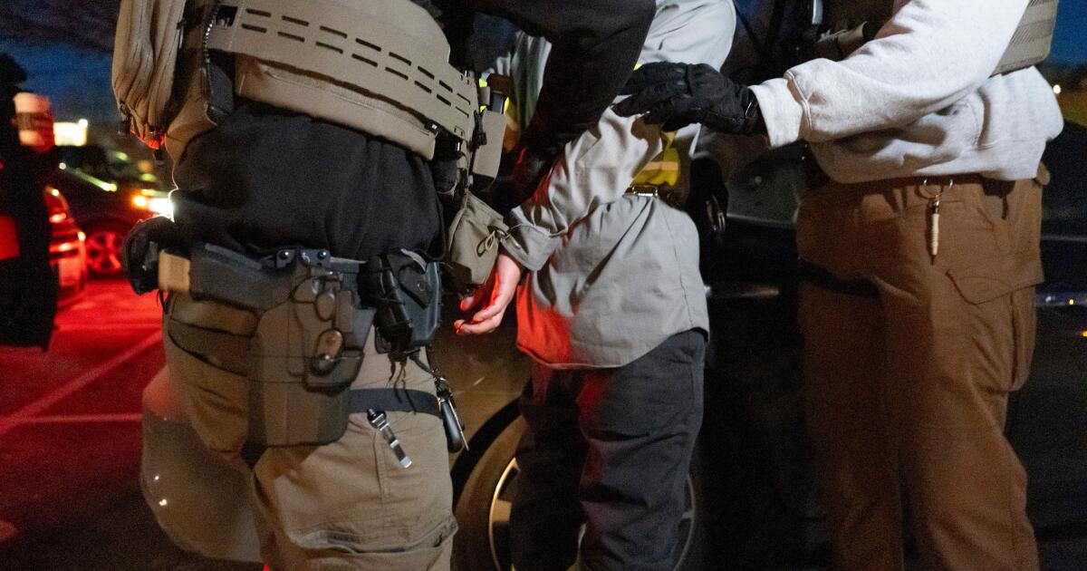 À medida que Trump pressiona pelas deportações, os dados de imigração tornam-se mais difíceis de encontrar