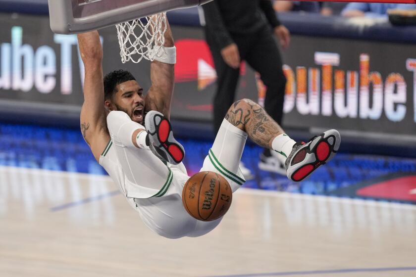 Jayson Tatum, de los Celtics de Boston, logra un enceste ante los Mavericks de Dallas en el tercer partido de las Finales de la NBA, el miércoles 12 de junio de 2024 (AP Foto/Sam Hodde)
