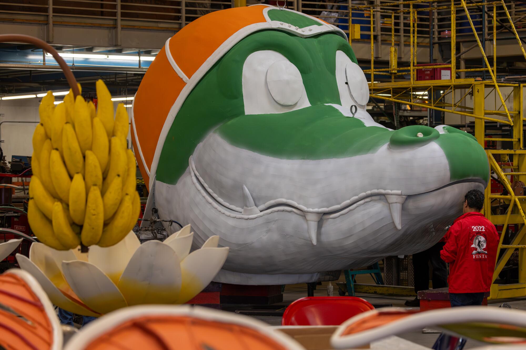 Photos Volunteers put final touches on 2025 Rose Parade floats Los