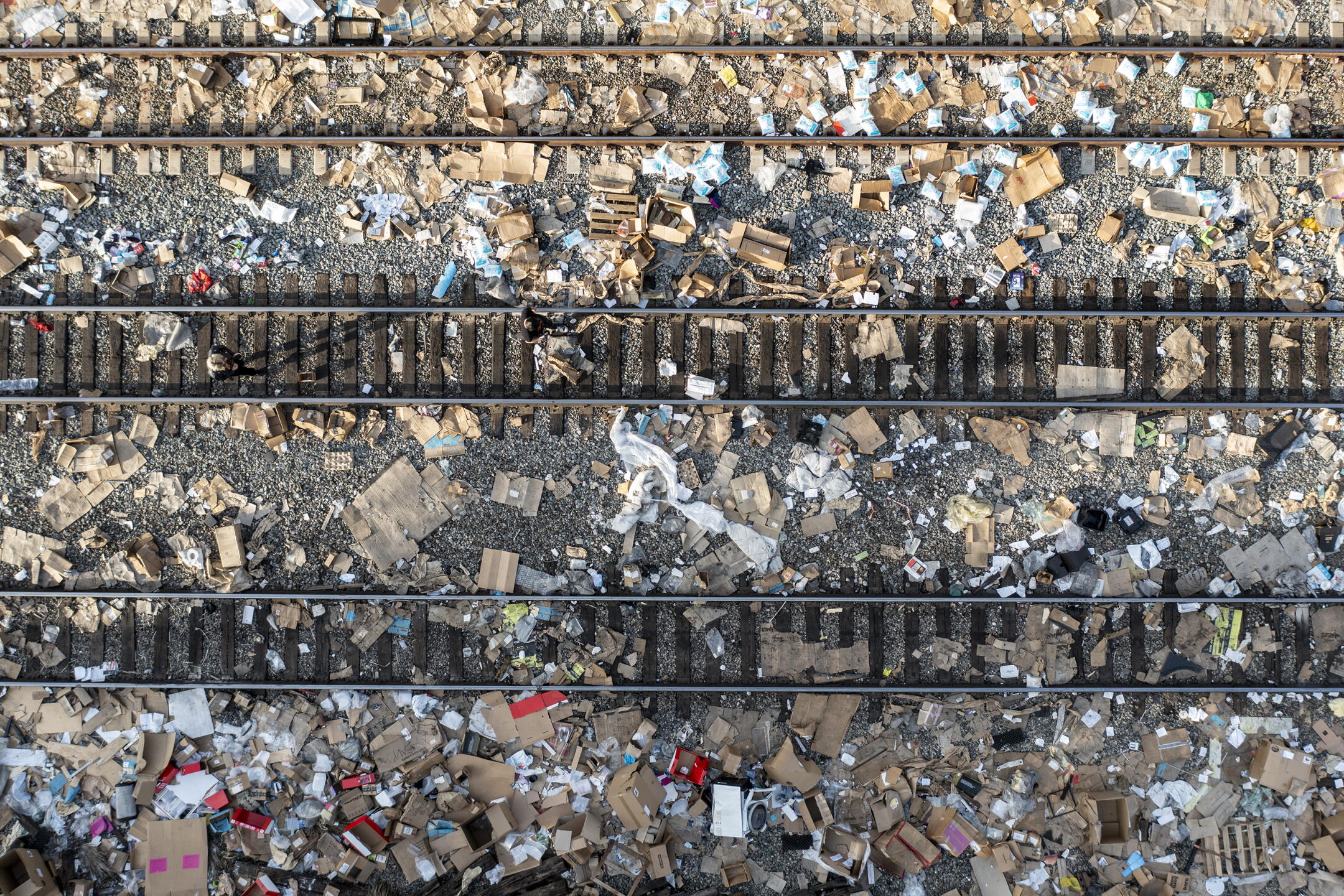 Trackside Clutter Train Photos: Gov. Newsom bags trash along railroad tracks littered with ...