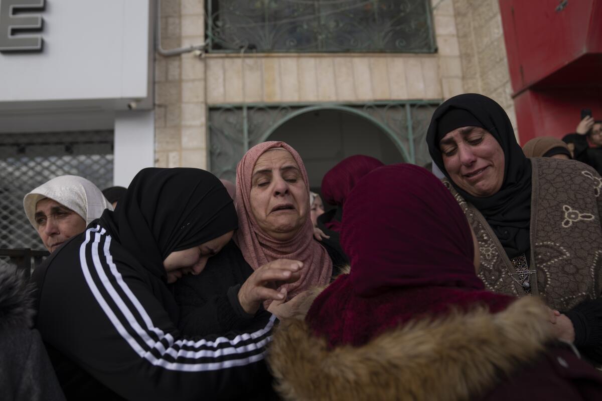 Palestinas lloran luego de ver por última vez el cuerpo de Suleiman Kanan, de 17 años,