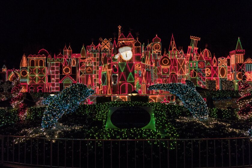 Disneyland's It's a Small World ride, diterangi untuk liburan Natal.