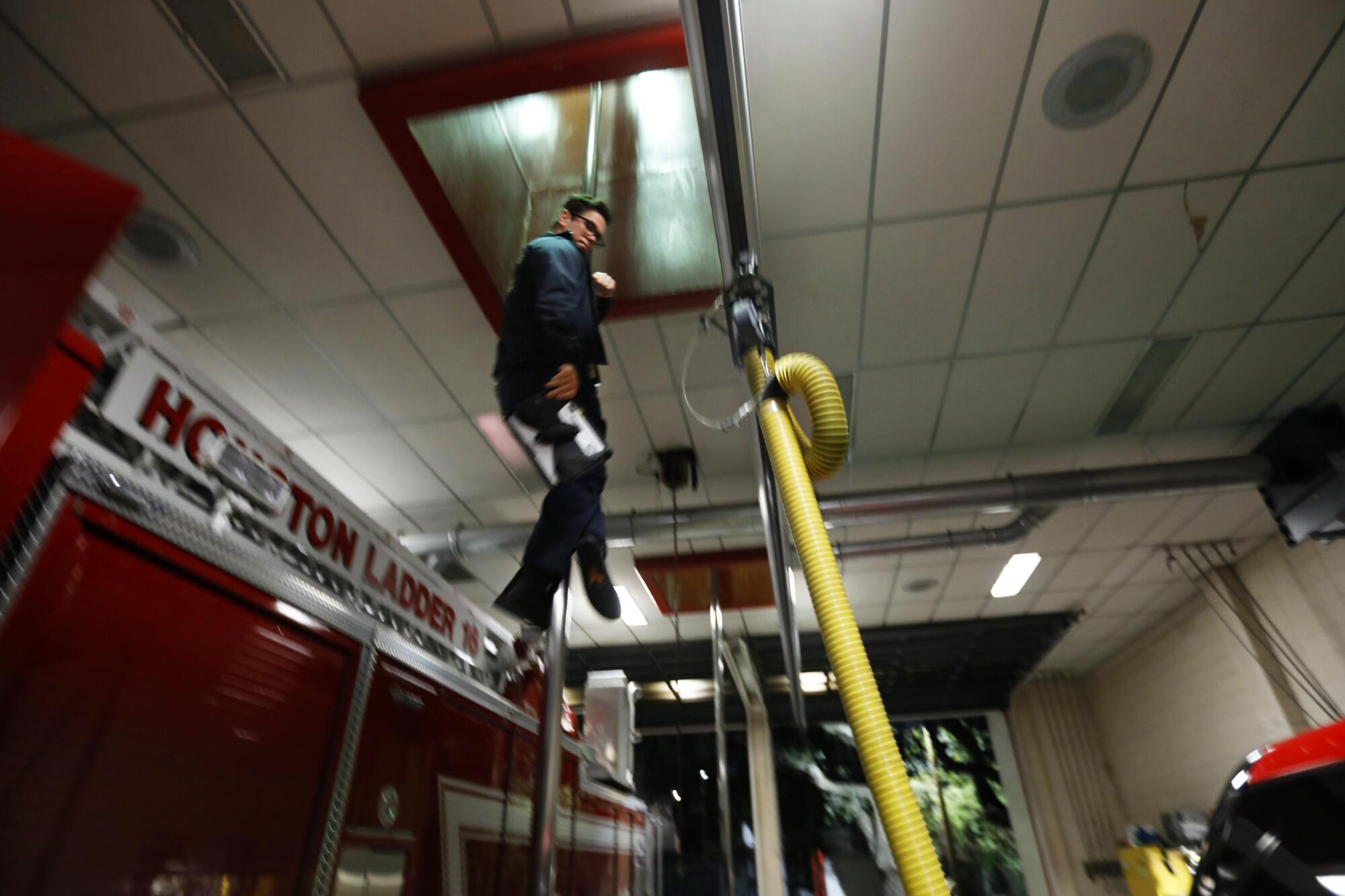 El capitán de los bomberos de Houston, Daniel Soto de 35 años, se dirige a una misión de auxilio.