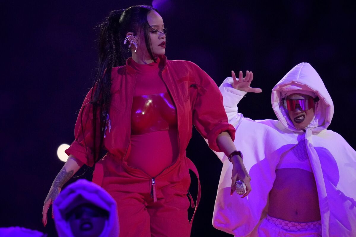 Rihanna muestra su abultado vientre durante su presentación en el Medio Tiempo del Super Bowl 