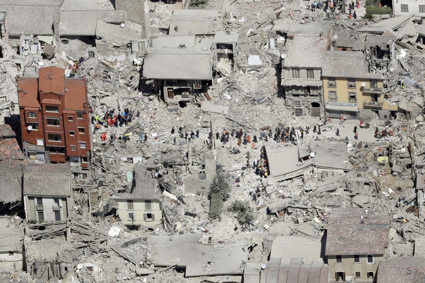 APphoto_Italy Quake