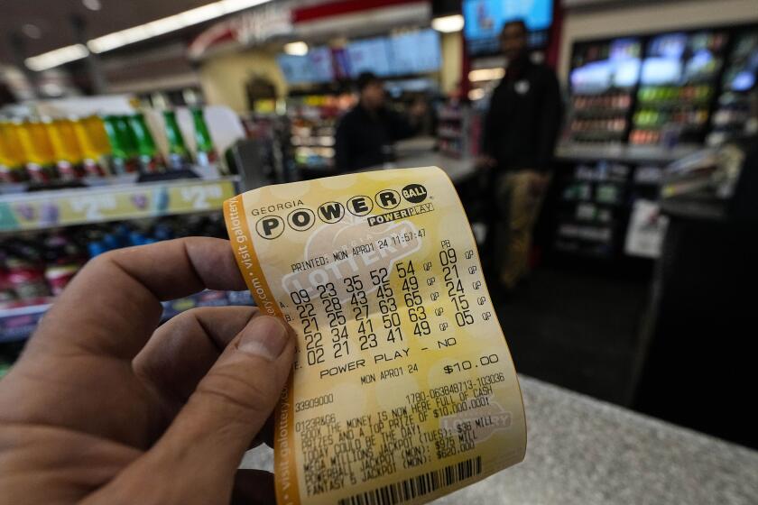 En esta imagen de archivo, un boleto de la lotería Powerball, visto en una tienda de comestibles, el 1 de abril de 2024, en Kennesaw, Georgia. (AP Foto/Mike Stewart, archivo)