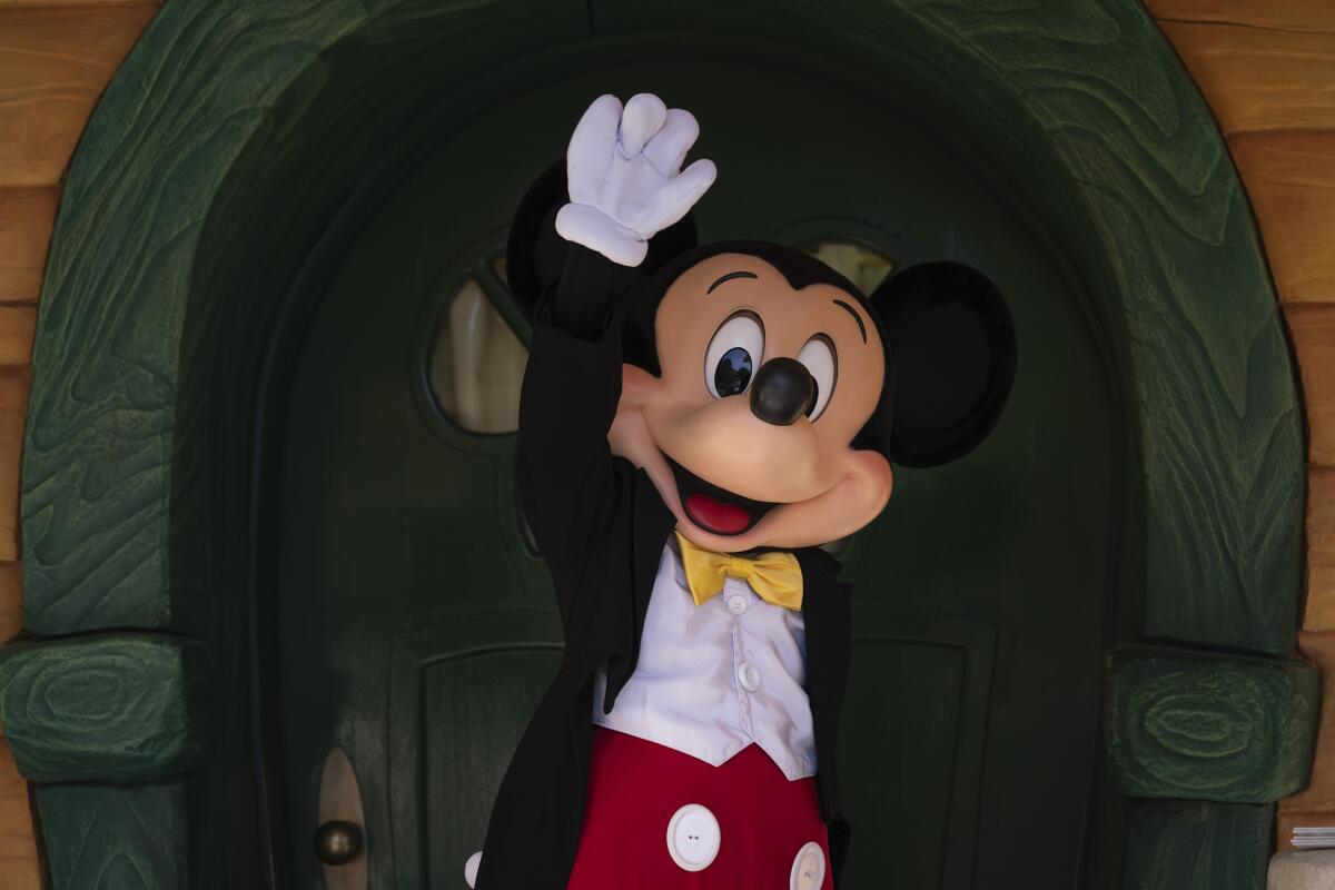 Mickey Mouse causa sensación en Disneyland.