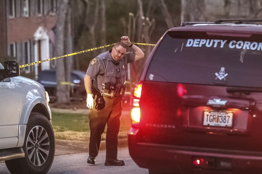Agentes del departamento de policía del condado Rockdale investigan un triple homicidio en un área residencial al sur de Conyers, Georgia, el lunes 20 de marzo de 2023. (John Spink/Atlanta Journal-Constitution vía AP)